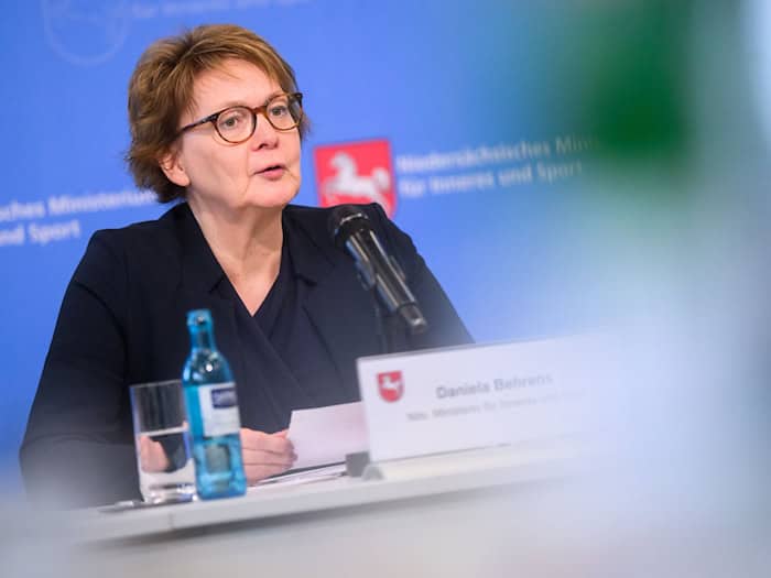 Ministerin legt Zahlen zu politisch motivierten Delikten vor