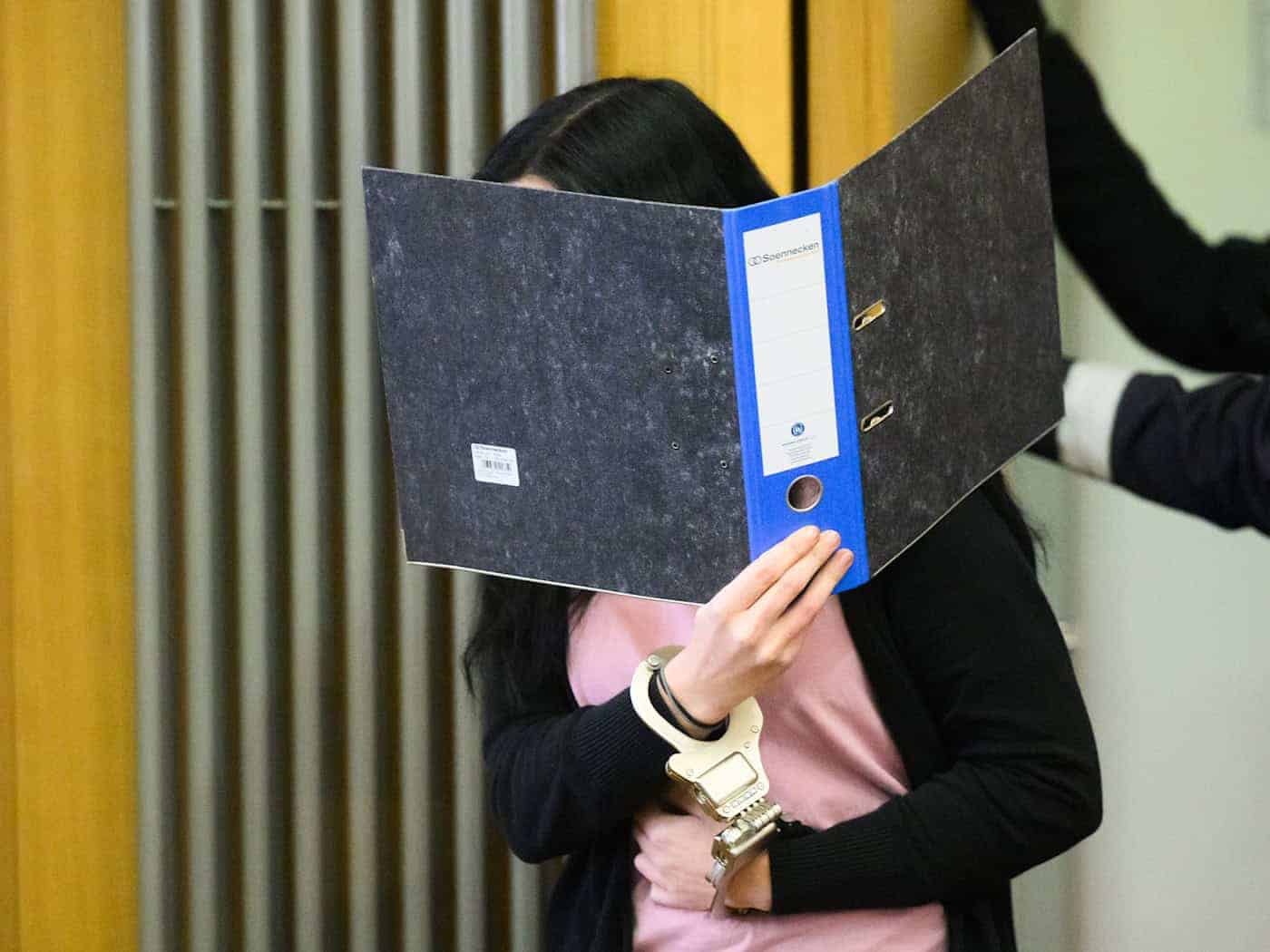 Die Angeklagte wies vor Gericht einen Tötungsplan zurück. (Archivbild)   / Foto: Julian Stratenschulte/dpa