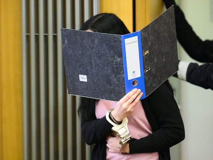 Die Angeklagte wies vor Gericht einen Tötungsplan zurück. (Archivbild)   / Foto: Julian Stratenschulte/dpa