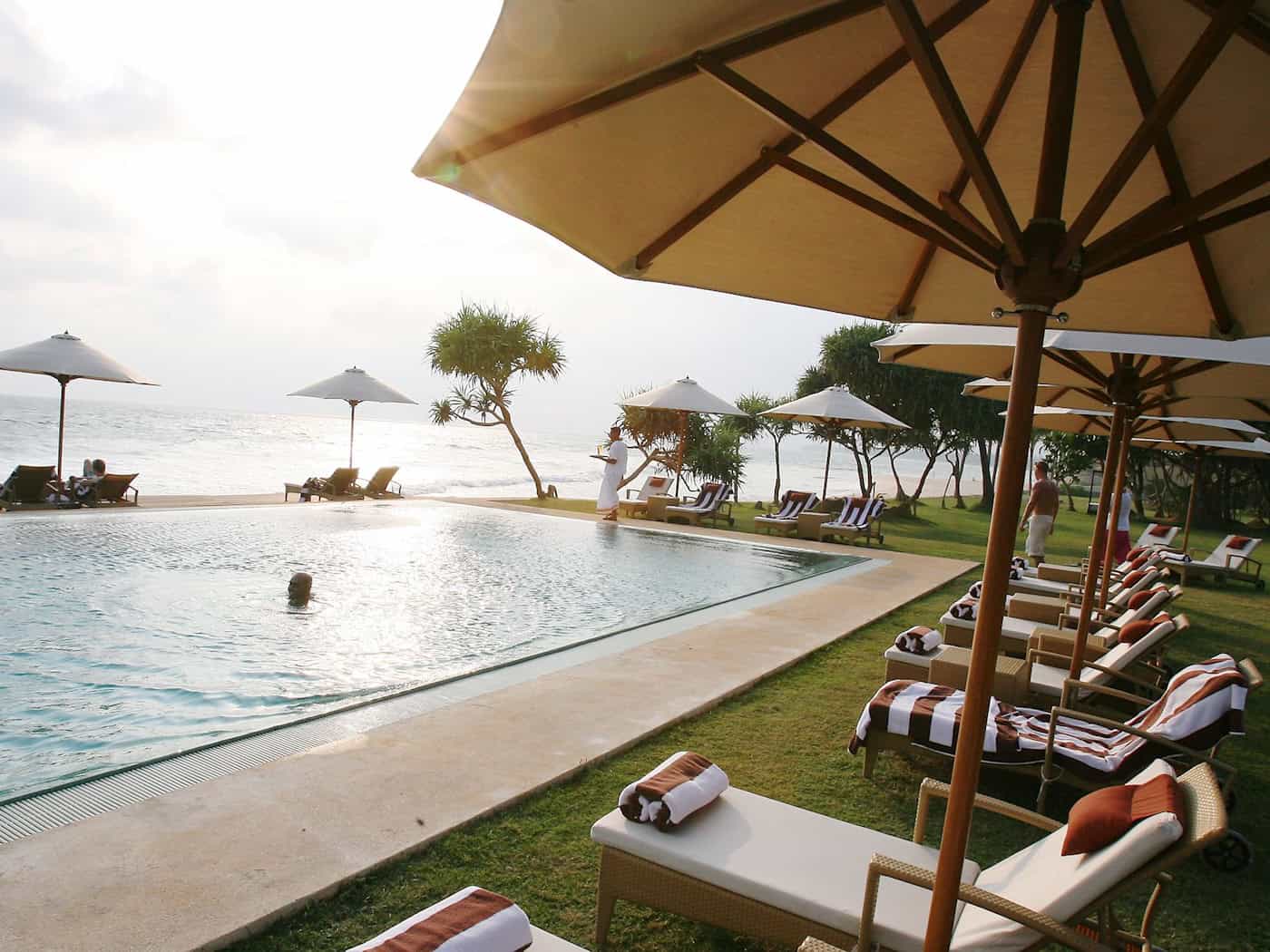 Ein Kläger darf den Reisepreis mindern, weil in seinem Urlaub die Liegen am Hotelpool mit Handtüchern reserviert waren. (Symbolbild) / Foto: Steffen Kugler/dpa
