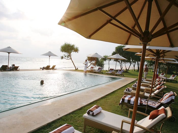 Ein Kläger darf den Reisepreis mindern, weil in seinem Urlaub die Liegen am Hotelpool mit Handtüchern reserviert waren. (Symbolbild) / Foto: Steffen Kugler/dpa