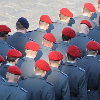 In Oldenburg und Braunschweig richtet die Bundeswehr bis Mitte 2027 Musterungszentren ein. (Symbolbild) / Foto: Bodo Schackow/dpa