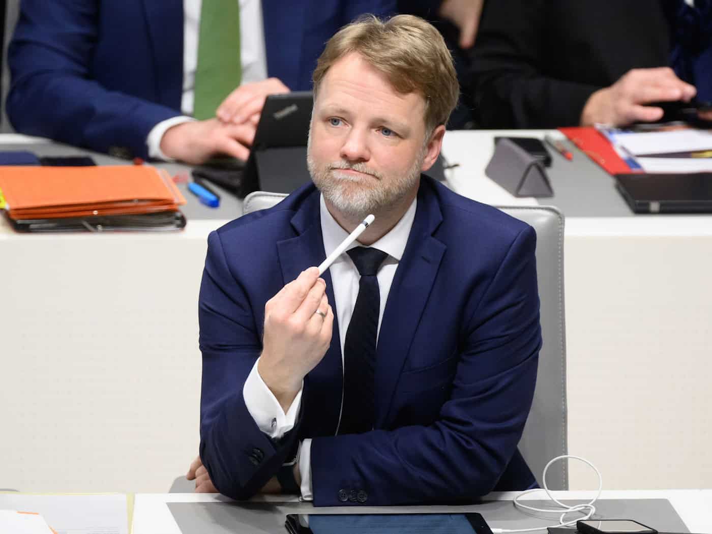 Finanzminister Heere verweist auf finanzielle Zwänge wegen des wirtschaftlichen Stillstands. (Archivbild) / Foto: Julian Stratenschulte/dpa