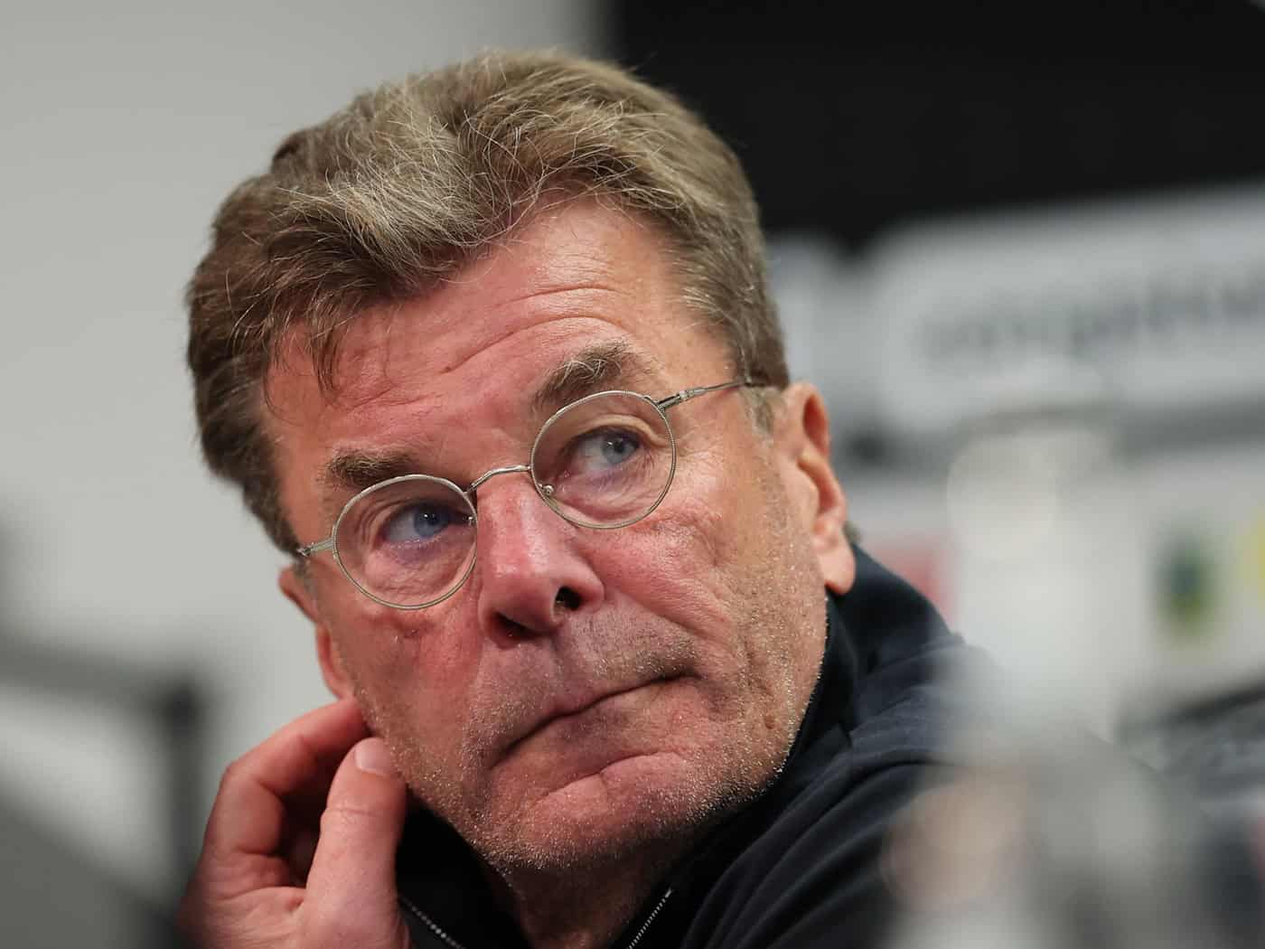  Trainer Dieter Hecking vom VfL Wolfsburg.  / Foto: Christian Charisius/dpa