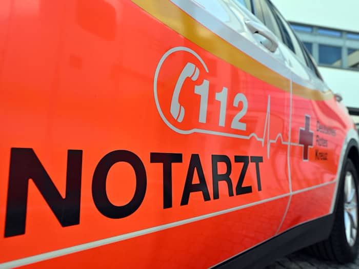 Ein Notarzfahrzeug überschlägt sich bei einem Unfall im Landkreis Wesermarsch mehrmals. (Symbolbild) / Foto: Martin Schutt/dpa