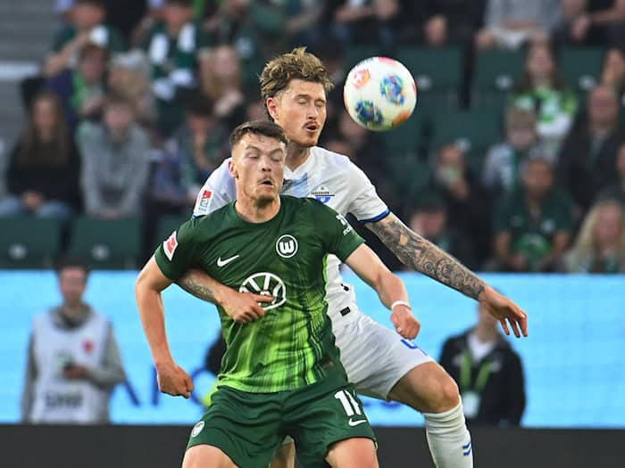 Calvin Brackelmann vom SC Paderborn und der Wolfsburger Dzenan Pejcinovic (vorne) im Zweikampf. / Foto: Swen Pförtner/dpa