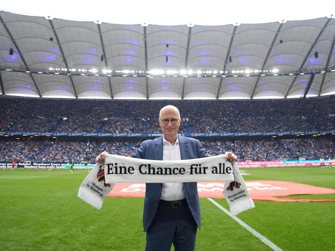 Auf Werbetour: Hamburgs Erster Bürgermeister Peter Tschentscher (SPD) vor dem Spiel des HSV gegen den SC Freiburg.  / Foto: Marcus Brandt/dpa