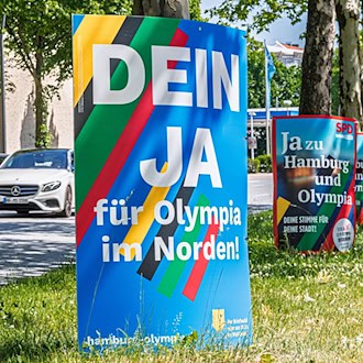 Die Plakate der Olympia-Befürworter sind überall in Hamburg zu sehen.   / Foto: Markus Scholz/dpa