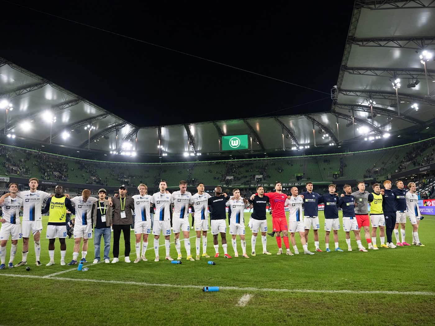 Paderborner Freude über das 0:0 in Wolfsburg. / Foto: Julian Stratenschulte/dpa