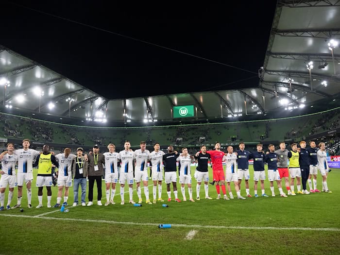 Paderborner Freude über das 0:0 in Wolfsburg. / Foto: Julian Stratenschulte/dpa