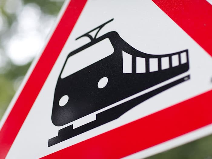 An einem Bahnübergang in Delmenhorst ist ein tödlicher Unfall passiert. (Archivbild) / Foto: Friso Gentsch/dpa