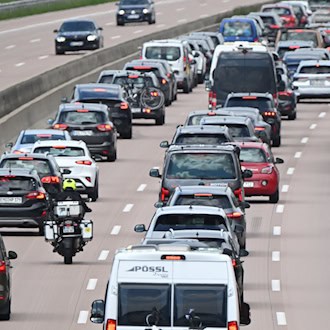 Der Reiseverkehr hat in Niedersachsen und Bremen für Staus gesorgt. (Symbolbild) / Foto: Julian Stratenschulte/dpa