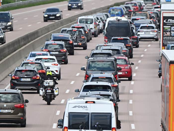 Auf der Autobahn 7 im Norden der Region Hannover bildete sich am Freitag bereits Stau.  / Foto: Julian Stratenschulte/dpa