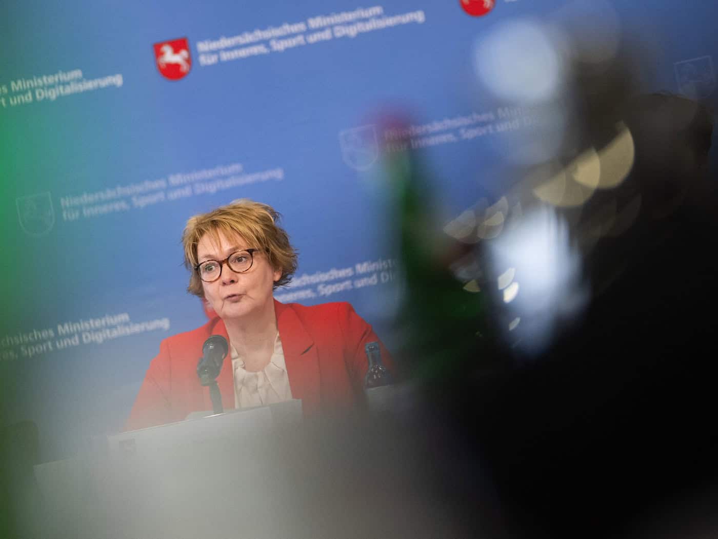 Niedersachsens Innenministerin Daniela Behrens (SPD) informiert über politisch motivierte Kriminalität. / Foto: Julian Stratenschulte/dpa