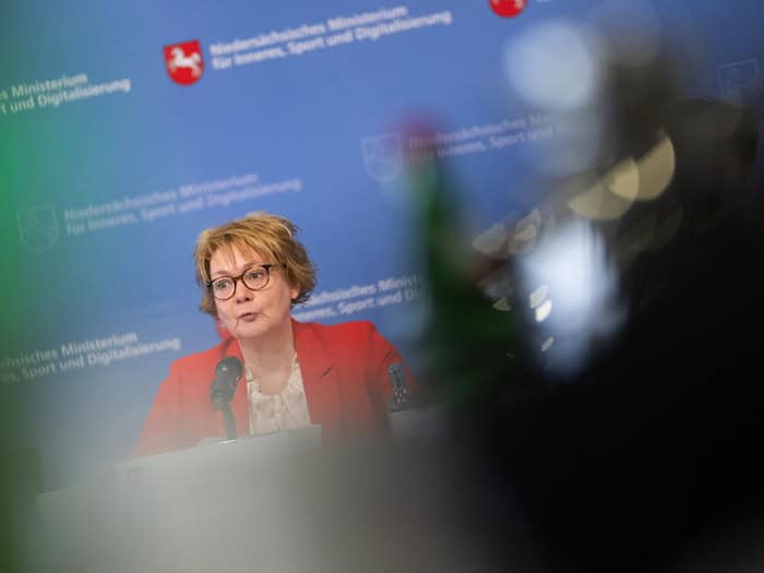 Niedersachsens Innenministerin Daniela Behrens (SPD) informiert über politisch motivierte Kriminalität. / Foto: Julian Stratenschulte/dpa