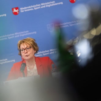 Niedersachsens Innenministerin Daniela Behrens (SPD) informiert über politisch motivierte Kriminalität. / Foto: Julian Stratenschulte/dpa