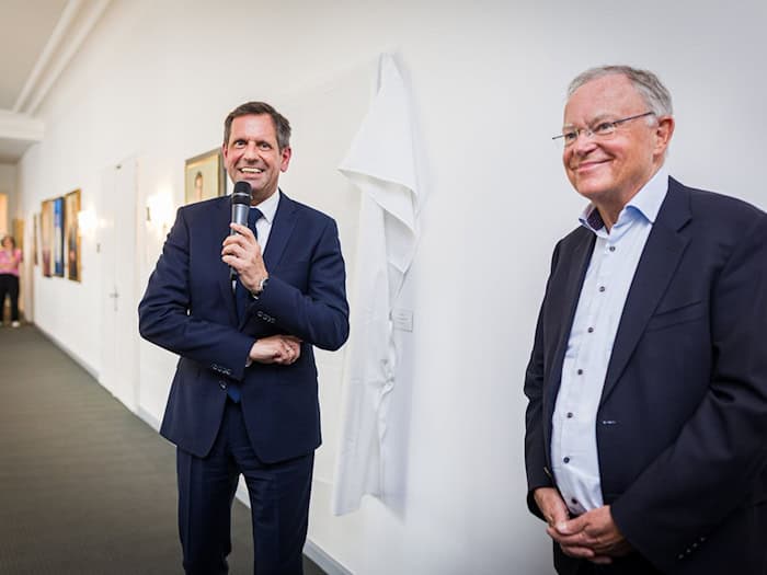 Ministerpräsident Olaf Lies (SPD, links) und dessen direkter Vorgänger Stephan Weil (auch SPD) stehen vor der Enthüllung des Porträts von Weil in der Niedersächsischen Staatskanzlei. / Foto: Moritz Frankenberg/dpa