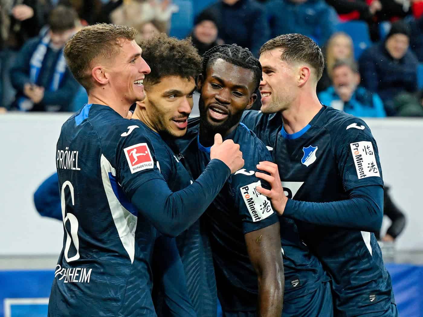 Prömel und Bebou werden verabschiedet. / Foto: Uwe Anspach/dpa