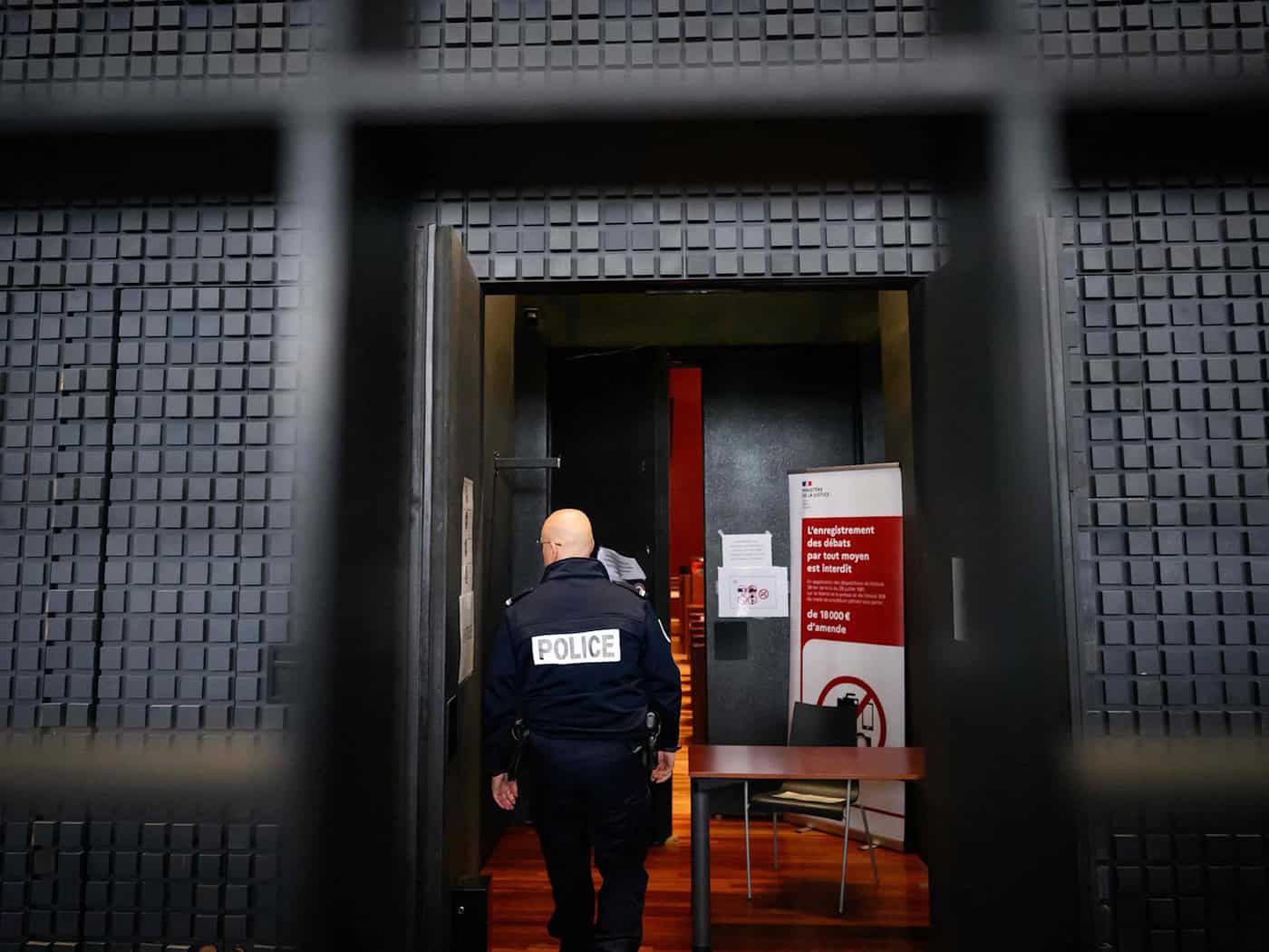 Der sogenannte Maskenmann hat vor Gericht in Frankreich bestritten, den kleinen Jonathan getötet zu haben. / Foto: Loic Venance/AFP/dpa