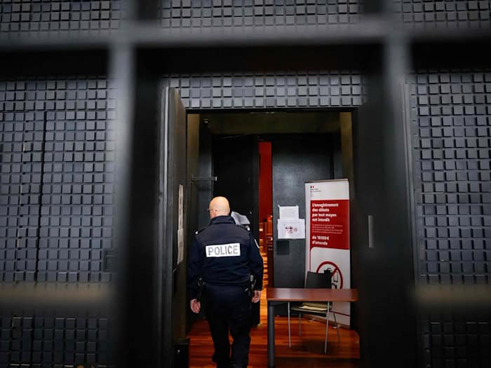 Der sogenannte Maskenmann hat vor Gericht in Frankreich bestritten, den kleinen Jonathan getötet zu haben. / Foto: Loic Venance/AFP/dpa