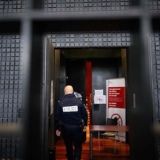 Der sogenannte Maskenmann hat vor Gericht in Frankreich bestritten, den kleinen Jonathan getötet zu haben. / Foto: Loic Venance/AFP/dpa