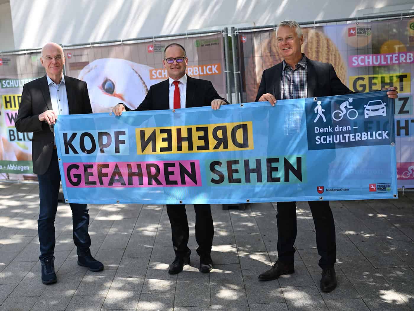 Schulterblick geht ganz leicht: Niedersachsen startet Kampagne für mehr Sicherheit von Radfahrern. / Foto: Julian Stratenschulte/dpa