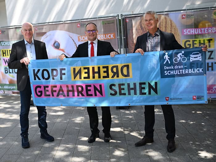Schulterblick geht ganz leicht: Niedersachsen startet Kampagne für mehr Sicherheit von Radfahrern. / Foto: Julian Stratenschulte/dpa
