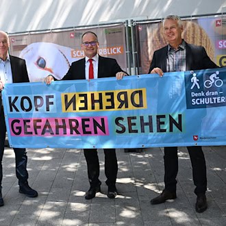 Schulterblick geht ganz leicht: Niedersachsen startet Kampagne für mehr Sicherheit von Radfahrern. / Foto: Julian Stratenschulte/dpa