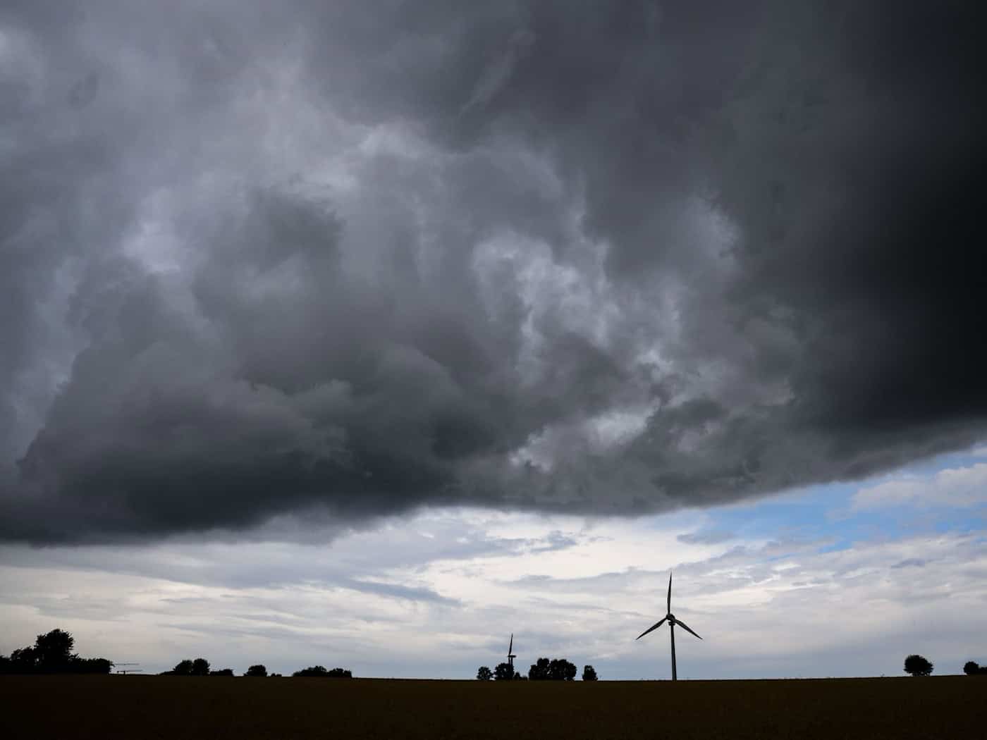 In Niedersachsen zieht in den kommenden Tagen vielerorts Gewitter auf. (Symbolbild) / Foto: Julian Stratenschulte/dpa