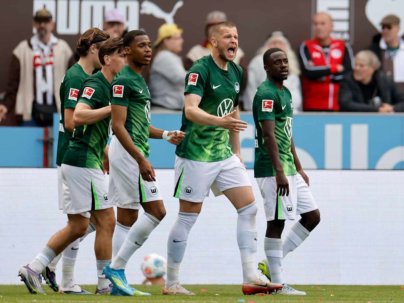 Favorit in der Relegation: Der VfL Wolfsburg mit seinem Abwehrchef Denis Vavro. / Foto: Philipp Szyza/dpa