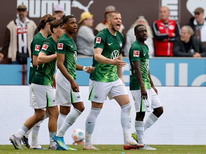 Favorit in der Relegation: Der VfL Wolfsburg mit seinem Abwehrchef Denis Vavro. / Foto: Philipp Szyza/dpa