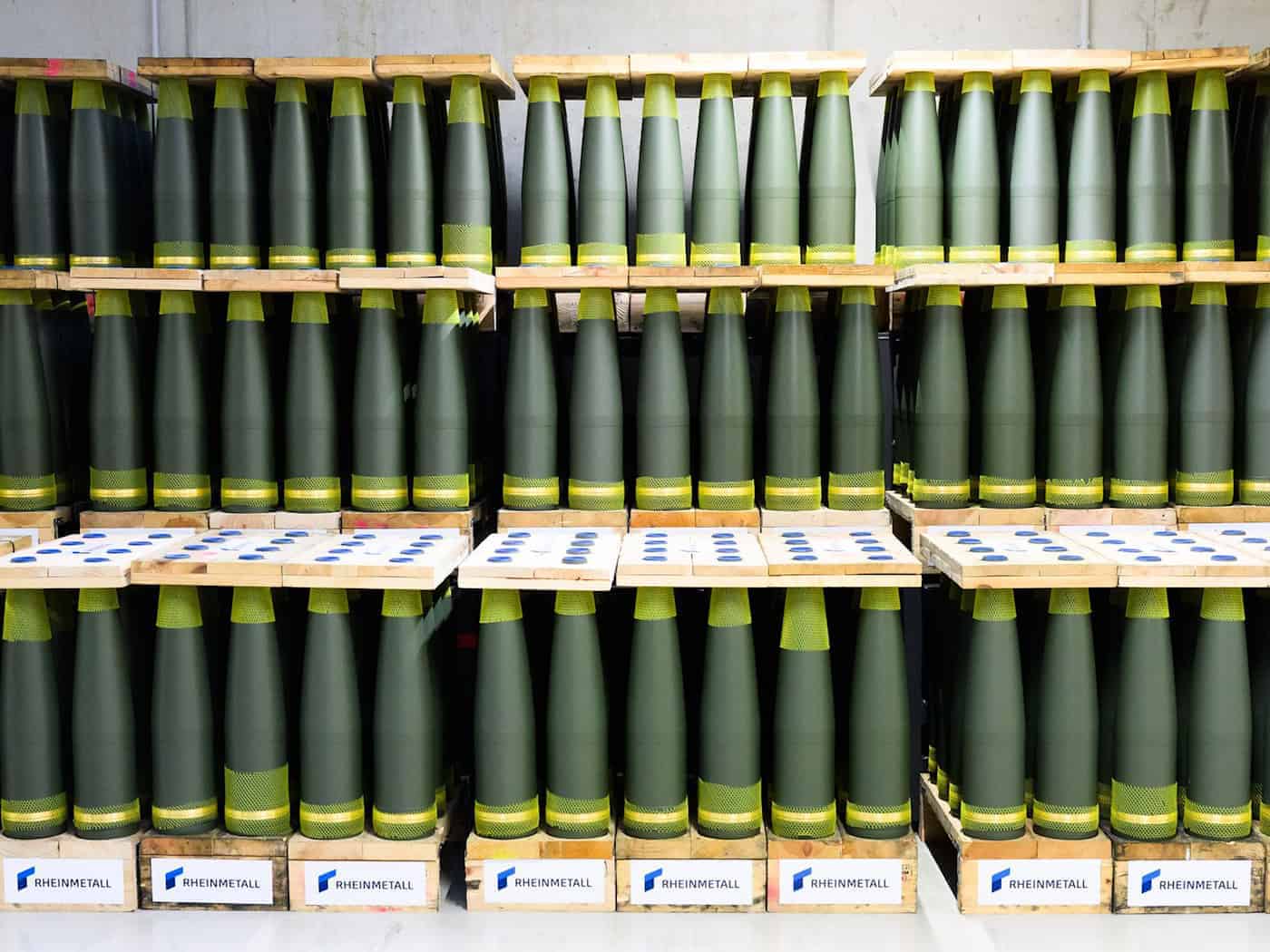 Artilleriegranaten von Rheinmetall im größten Werk der Rüstungsschmiede in Unterlüß (Niedersachsen). / Foto: Julian Stratenschulte/dpa