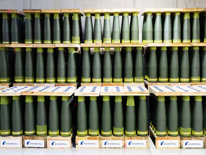 Artilleriegranaten von Rheinmetall im größten Werk der Rüstungsschmiede in Unterlüß (Niedersachsen). / Foto: Julian Stratenschulte/dpa