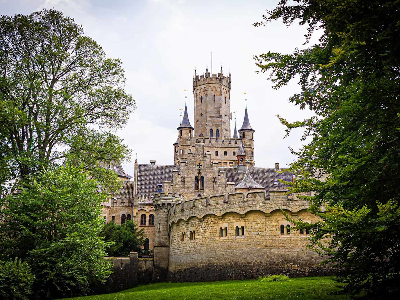 Die Sanierung der maroden Marienburg kommt voran, am Pfingstwochenende wird das Schloss für Besucher geöffnet. (Archivbild)  / Foto: Moritz Frankenberg/dpa