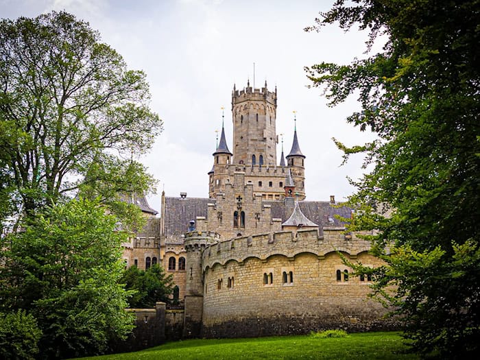 Die Sanierung der maroden Marienburg kommt voran, am Pfingstwochenende wird das Schloss für Besucher geöffnet. (Archivbild)  / Foto: Moritz Frankenberg/dpa