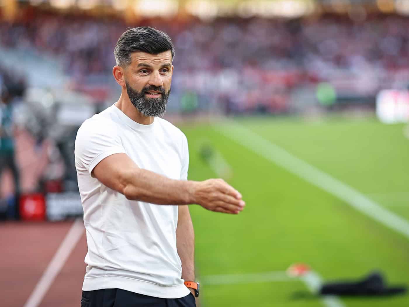 Schalke-Coach Miron Muslic will seine beste Elf ins Spiel schicken. (Archivbild) / Foto: Daniel Karmann/dpa