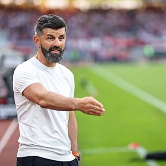 Schalke-Coach Miron Muslic will seine beste Elf ins Spiel schicken. (Archivbild) / Foto: Daniel Karmann/dpa