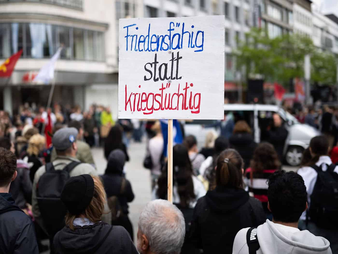 Die bundesweiten Proteste fanden am 81. Jahrestag des Endes des Zweiten Weltkriegs statt. In Hannover forderte ein Demonstrant Friedensfähigkeit statt Kriegstüchtigkeit. / Foto: Julian Stratenschulte/dpa