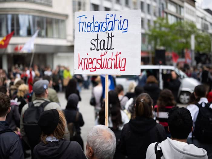 Die bundesweiten Proteste fanden am 81. Jahrestag des Endes des Zweiten Weltkriegs statt. In Hannover forderte ein Demonstrant Friedensfähigkeit statt Kriegstüchtigkeit. / Foto: Julian Stratenschulte/dpa