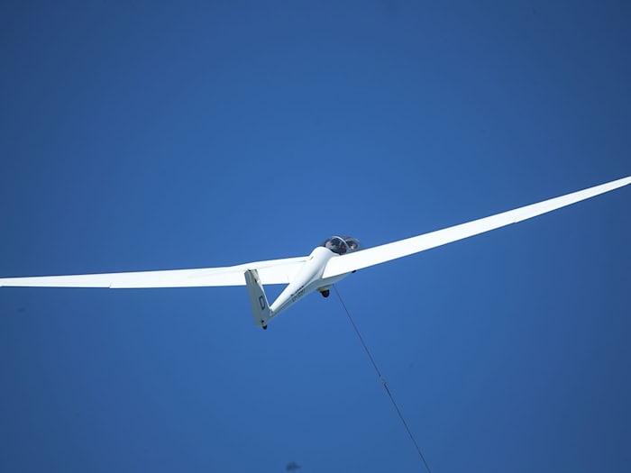 Der Pilot starb noch an der Unglücksstelle. (Symbobild) / Foto: David Young/dpa