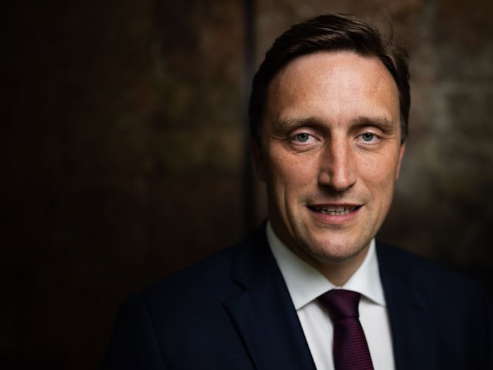 CDU-Chef Lechner sagt, er habe erst Monate nach der Erstellung des KI-Videos davon erfahren. / Foto: Julian Stratenschulte/dpa