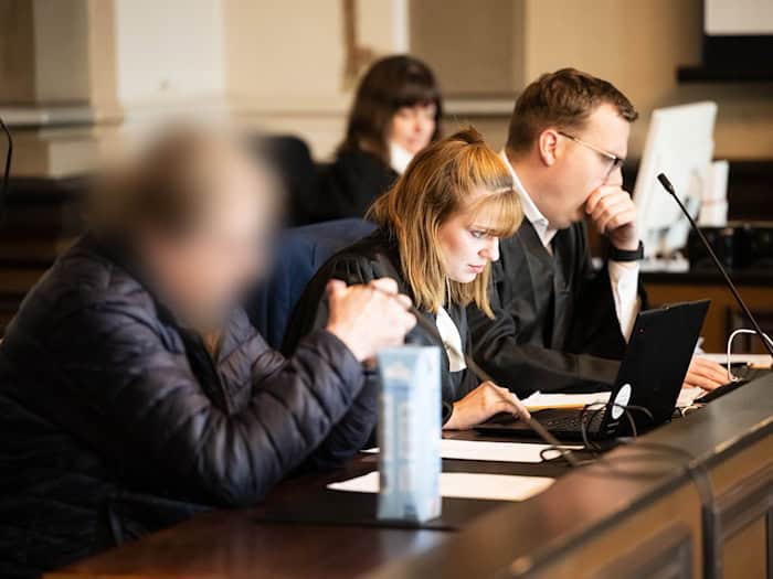 Der Angeklagte sitzt in Untersuchungshaft. / Foto: Sina Schuldt/dpa
