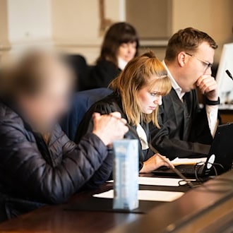 Der Angeklagte sitzt in Untersuchungshaft. / Foto: Sina Schuldt/dpa