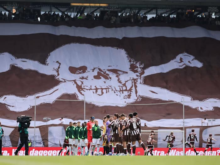 Der FC St. Pauli steigt wie der 1. FC Heidenheim in die 2. Liga ab. / Foto: Christian Charisius/dpa