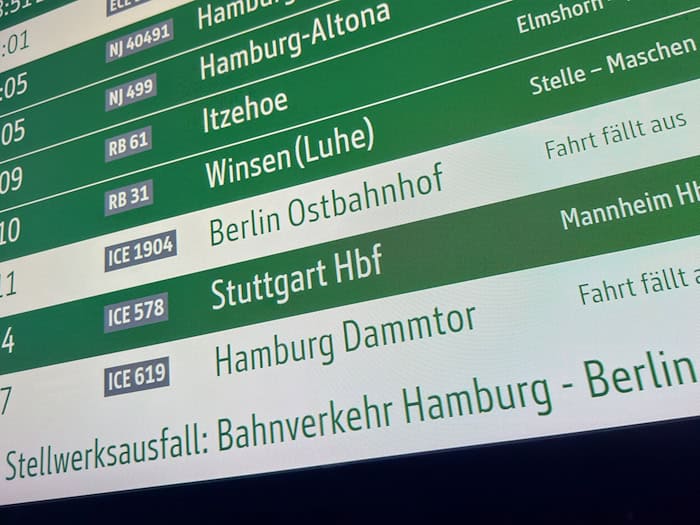 Der Stellwerkausfall bei Lüneburg ist laut Bahn behoben. Der Verkehr zwischen Hamburg und Berlin rollt wieder an.  / Foto: Bodo Marks/dpa