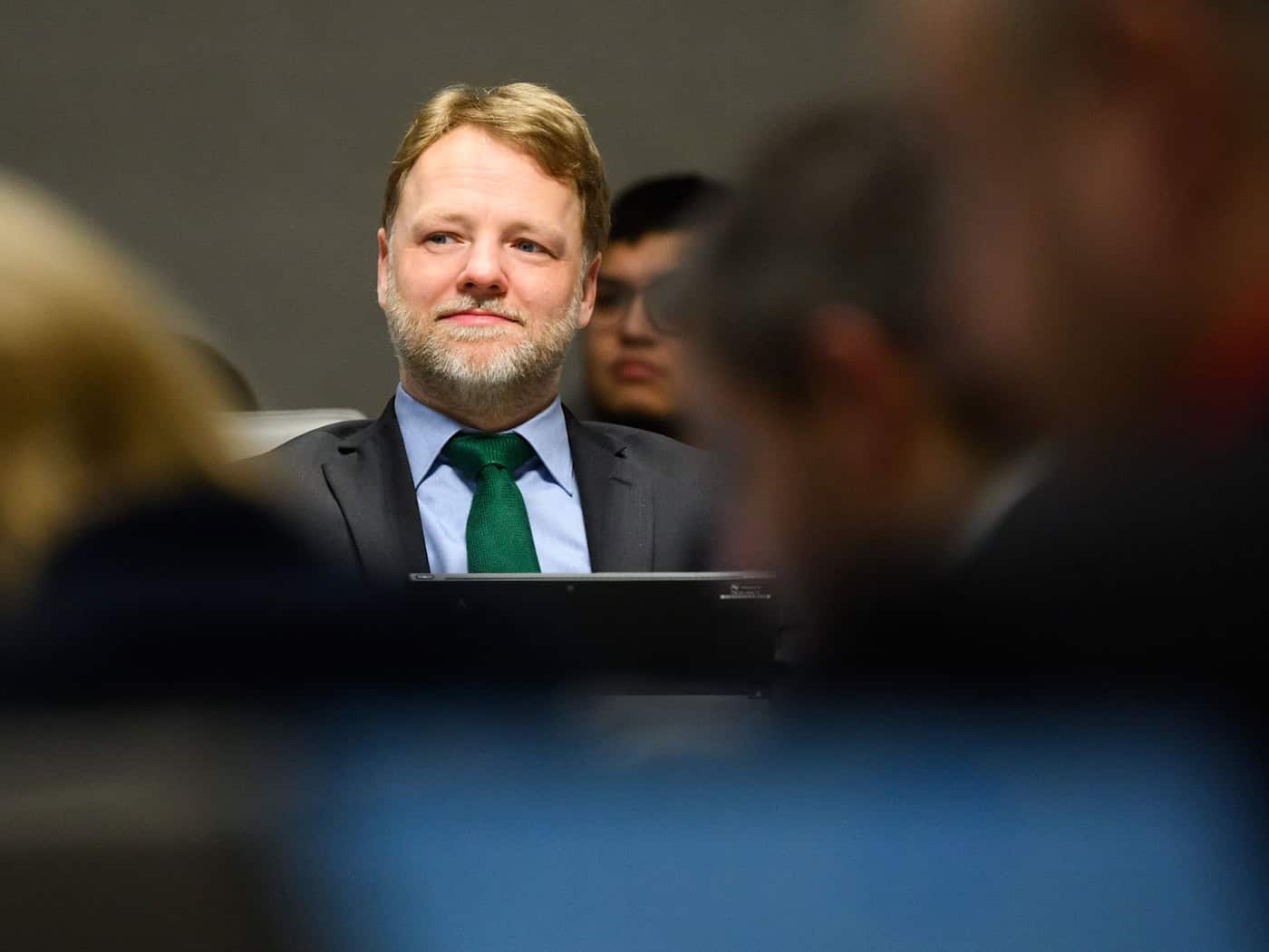 Nach Ansicht von Finanzminister Gerald Heere braucht es dringend nachhaltiges Wirtschaftswachstum, um die Einnahmebasis für staatliche Aufgaben zu sichern. (Archivbild) / Foto: Julian Stratenschulte/dpa