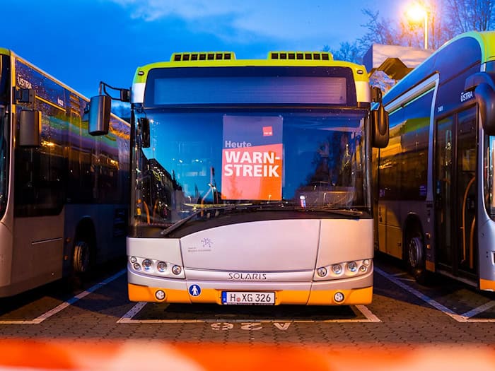 Im kommunalen Nahverkehr kommt es erneut zum Warnstreik. (Archivbild) / Foto: Moritz Frankenberg/dpa