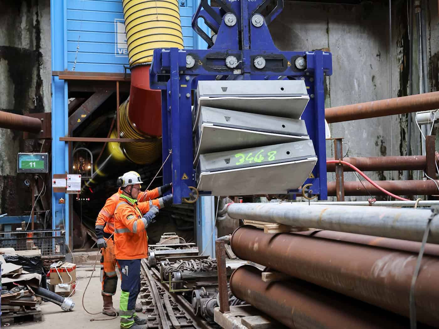 Bauteile für den Tunnel werden auf eine Bahn verladen. (Foto-Produktion) / Foto: Christian Charisius/dpa