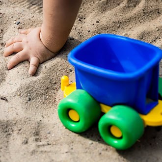 Kleine Kinder brauchen eine Aufsicht. (Symbolbild) / Foto: Christoph Soeder/dpa