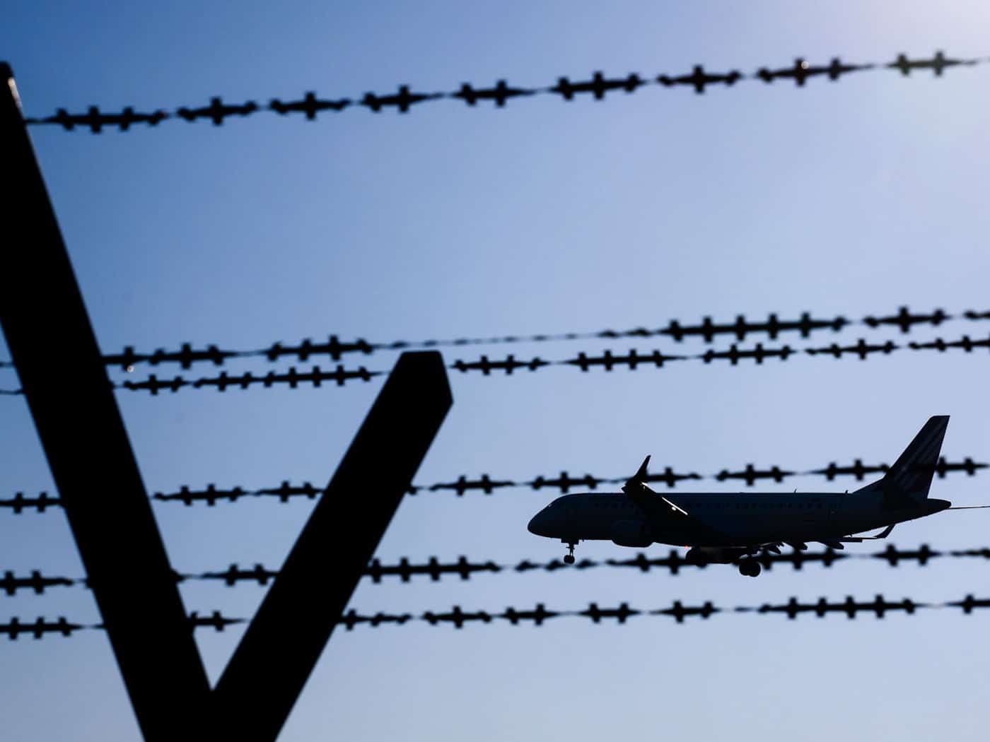 Nach dem tödlichen Sturz vor einem Zug prüft das Land eine Abschiebung des Täters. (Symbolbild) / Foto: Julian Stratenschulte/dpa